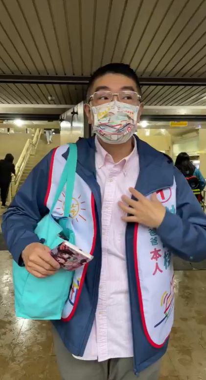 ▲國道一號高速公路汐止路段2日晚間臨時坍方，謝國樑3日上午於七堵車站繼續拜票。（圖／翻攝自謝國樑臉書）