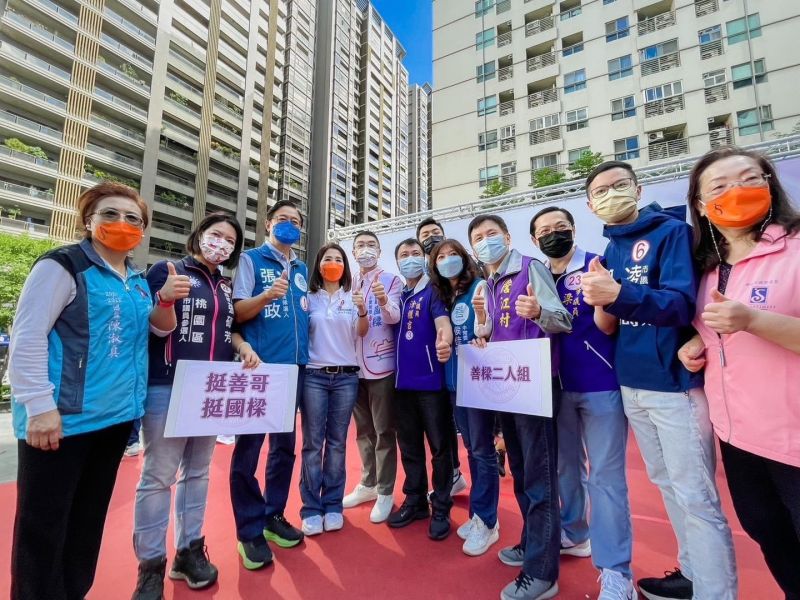 ▲國道一號高速公路汐止路段2日晚間臨時坍方，謝國樑3日前往桃園合體張善政。（圖／翻攝自謝國樑臉書）