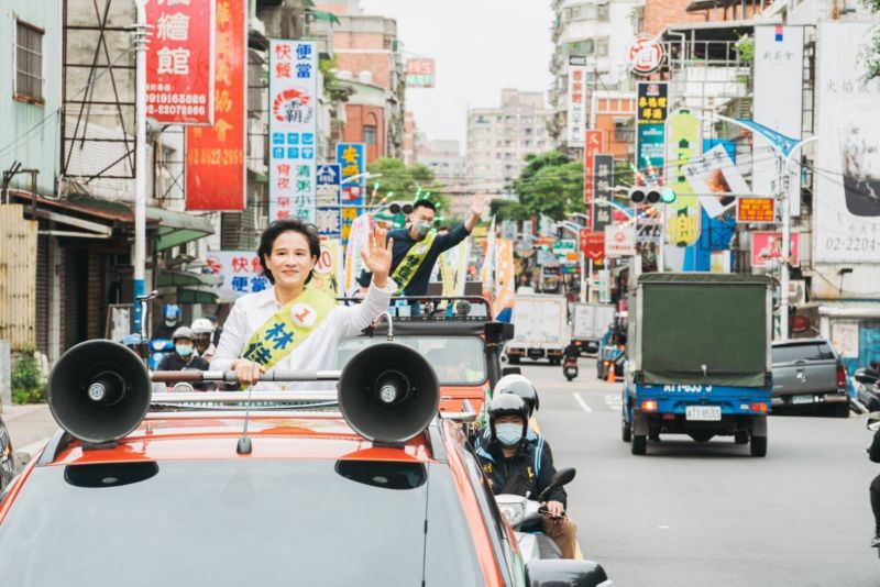 ▲林佳龍仍在自主健康管理期間，鄭麗君、林飛帆當起分身掃街，力拚新北大翻新。（圖／林佳龍辦公室提供）