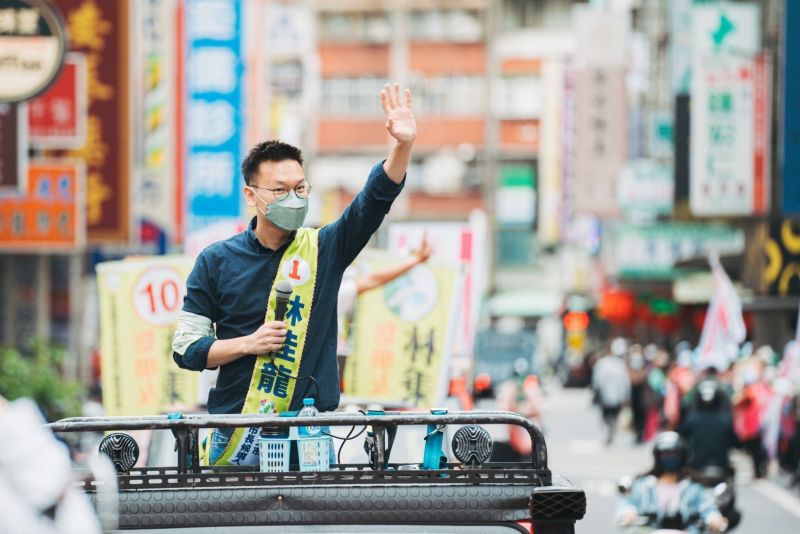 ▲林飛帆日前赴新北替林佳龍掃街,訴求新北大翻新、議員全壘打。(圖/林佳龍辦公室提供)