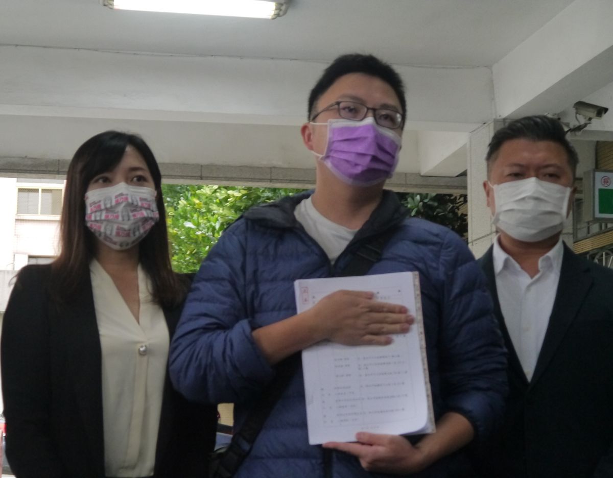 ▲恩恩爸到新北地方法院遞狀對新北市政府提出國賠訴訟。（圖 ／記者吳嘉億攝，2022.11.4）