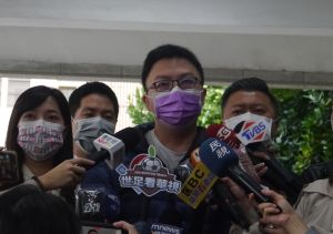 恩恩爸到新北地方法院遞狀對新北市政府提出國賠訴訟,受訪強調自己只想要81分鐘的真相,卻煎熬了半年。(圖 /記者吳嘉億攝,2022.11.4) ▲恩恩爸到新北地方法院遞狀對新北市政府提出國賠訴訟,受訪強調自己只想要81分鐘的真相,卻煎熬了半年。(圖 /記者吳嘉億攝,2022.11.4)