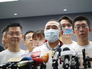 侯友宜請假與8位首次參選新北市議員侯選人一起做薑餅屋,受訪回應「尊重家屬」,表示會配合法院的程序來調查。(圖 /記者吳嘉億攝,2022.11.4) ▲侯友宜請假與8位首次參選新北市議員侯選人一起做薑餅屋,受訪回應「尊重家屬」,表示會配合法院的程序來調查。(圖 /記者吳嘉億攝,2022.11.4)