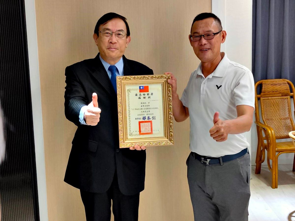 ▲戴資穎任反賄選宣導大使，檢察總長邢泰釗（左）致贈戴爸（右）感謝狀（圖／最高檢提供）