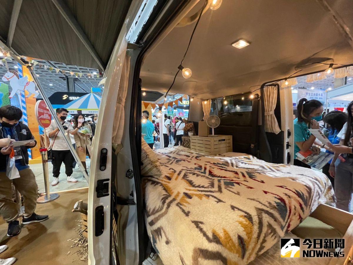 ▲雲朗觀光更將VANTEL駛進會場，供消費者實際參觀感受，現場獨賣的1+1好時光套券，含露營車使用24小時與雲朗觀光指定飯店住宿一晚，每套6800元。（圖／記者黃仁杰攝,2022.11.04）