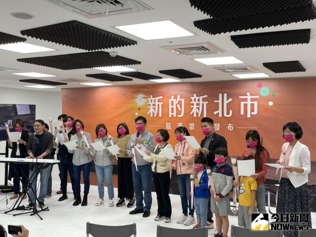 ▲林佳龍辦公室今日舉行《新的新北市》競選歌曲發表會，林佳龍與創作者艾文帶領全場大合唱，氣氛感人。（圖／記者黃宣尹攝，2022.11.04）