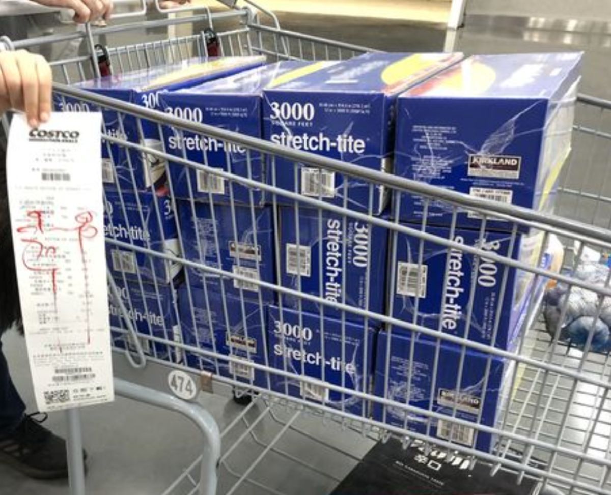 ▲一名網友分享自己去好市多購買12盒保鮮膜，讓會員全部嚇壞。（圖/好市多商品經驗老實說）