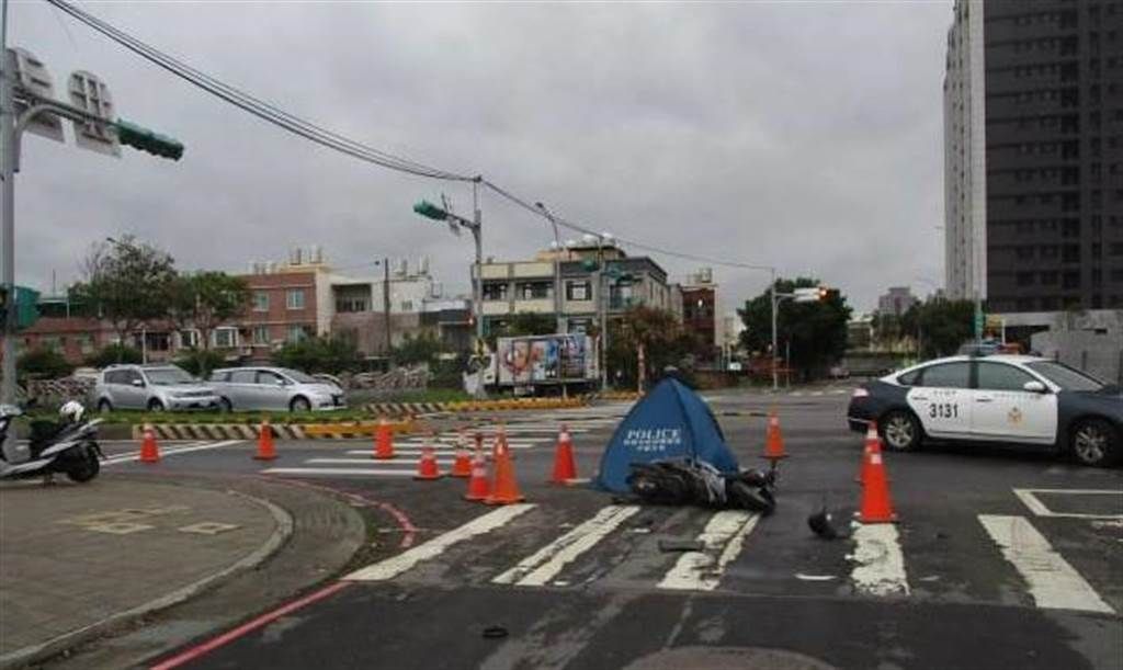 ▲桃園市中壢區今（4）日上午發生一起死亡車禍，一輛機車在路口疑似天雨路滑且未保持安全距離，為閃避砂石車時自摔滑倒，被砂石車輾過，送醫後宣告不治。（圖／翻攝畫面）