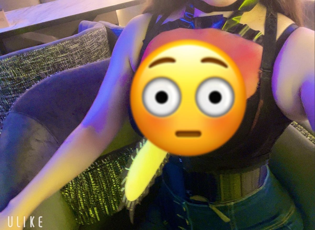 ▲日本一名網友竟利用自己雄偉的雙峰，製造出動畫《鏈鋸人》中的鏈鋸惡魔「波奇塔」。（圖／翻攝自推特＠@syatomi_）