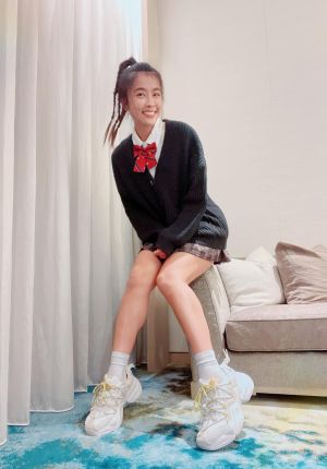 ▲▼小嫻嘗試學院風造型。(圖/翻攝自小嫻臉書) ▲▼小嫻嘗試學院風造型。(圖/翻攝自小嫻臉書)