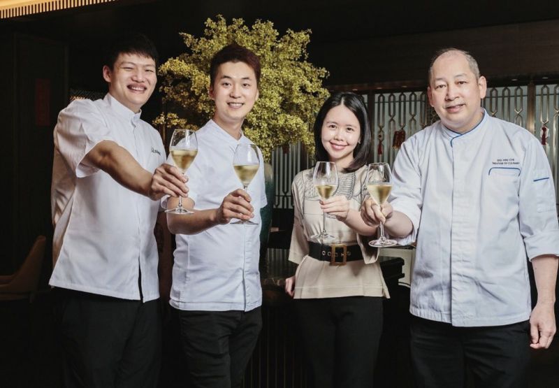 ▲知名餐飲集團灶神的執行長（右二）出生於越南。（圖／翻攝自Instagram）
