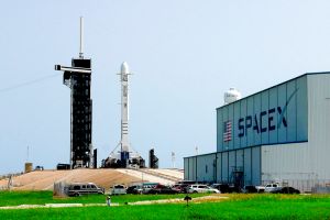 ▲圖為SpaceX在佛州甘迺迪太空中心發射火箭，為星鏈部署衛星。（圖／美聯社／達志影像）