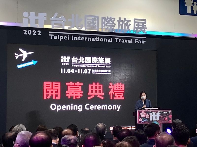 ▲總統蔡英文現身展場,感謝台灣觀光協會在過去兩年疫情期間堅守旅展品質,並期望透過今年旅展為觀光產業注入更多量能,邀請全國民眾一同來逛展消費,力挺台灣觀光。(圖/記者汪睿琦攝)