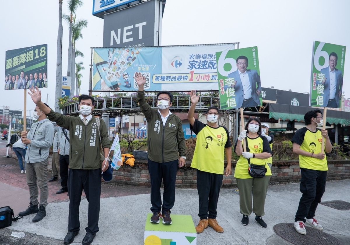 ▲嘉義市長重新選舉，民進黨候選人李俊俋街頭拜票。（圖／翻攝李俊俋臉書粉絲頁）