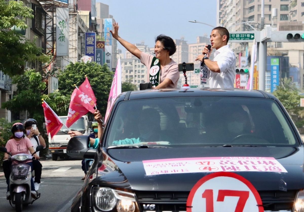 ▲民進黨台北市黨部主委吳怡農今(4)日特別南下高雄，與民進黨高雄市左楠區市議員登記第17號黃偵琳進行車掃，替大選做最後衝刺。（圖／記者郭凱杰翻攝）