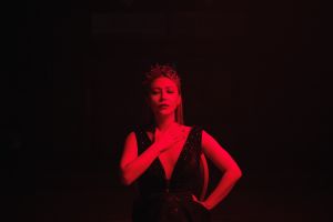 艾怡良為手遊創作主題曲,還扮成「魔鏡皇后」。(圖/天地合提供) ▲艾怡良為手遊創作主題曲,還扮成「魔鏡皇后」。(圖/天地合提供)