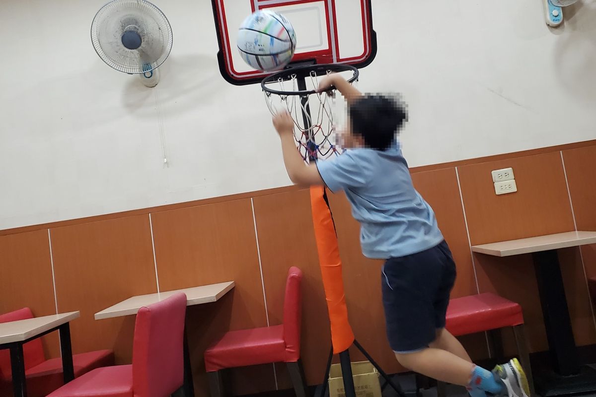 ▲女網友在燒臘店吃飯，店內竟有小孩在打籃球，讓女網友好傻眼，直呼一頓飯吃得膽戰心驚。（圖／翻攝自爆怨公社臉書）