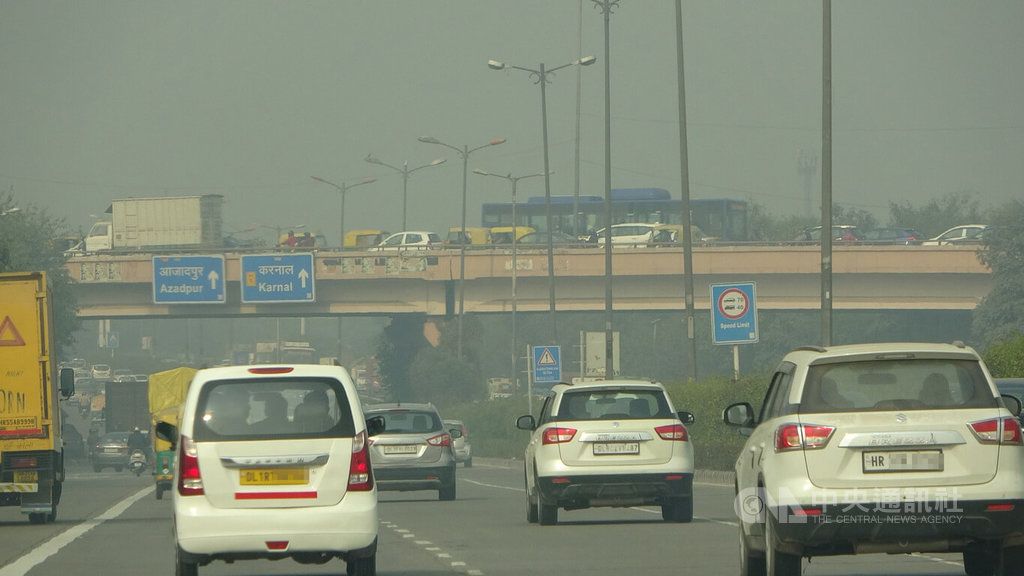 ▲隨著冬天逐漸到來，印度德里國家首都轄區空氣品質近日急劇惡化。圖為德里市區。中央社記者林行健德里攝 111年11月4日