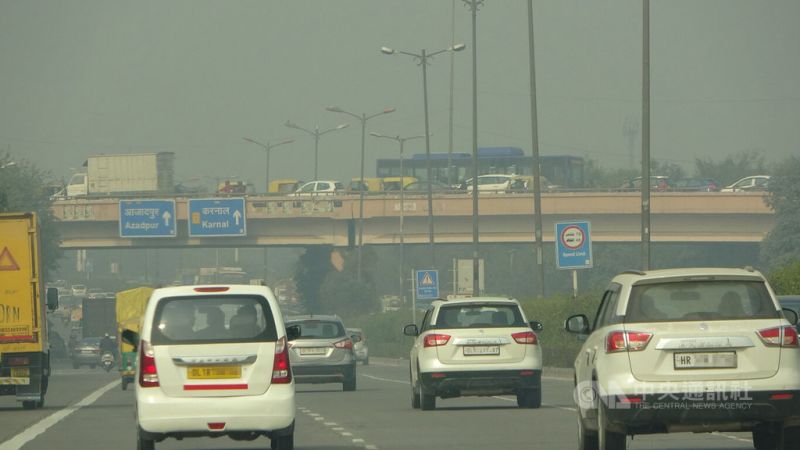 德里冬天到來空污破表　印媒形容吸毒氣
