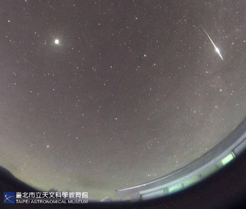 ▲台北天文館於10月22日晚上22時11分，在福壽山農場拍攝到的火流星，圖左亮星為木星。（圖／台北市立天文館提供）