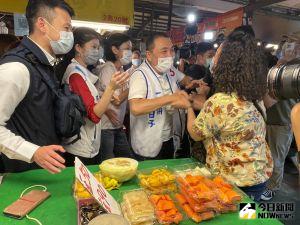 ▲新北市長侯友宜陪柯志恩掃市場，受到婆婆媽媽們的歡迎。（圖／記者鄭婷襄攝，2022.11.04）