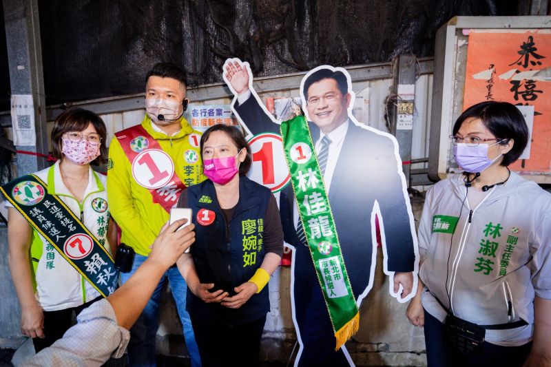 ▲廖婉如代替林佳龍赴五股掃街，獲得鄉親熱烈歡迎。（圖／林佳龍辦公室提供）
