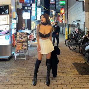 ▲大馬波神糖糖，在日本街頭性感撩裙。（圖／翻攝自ms_puiyi IG）