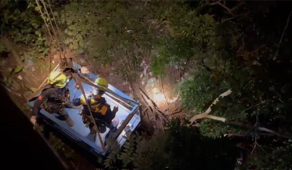 ▲警方正在日月潭山區漏夜搜索，希望趕快找到被詐騙集團棄屍的黃姓男子。（圖／翻攝畫面）