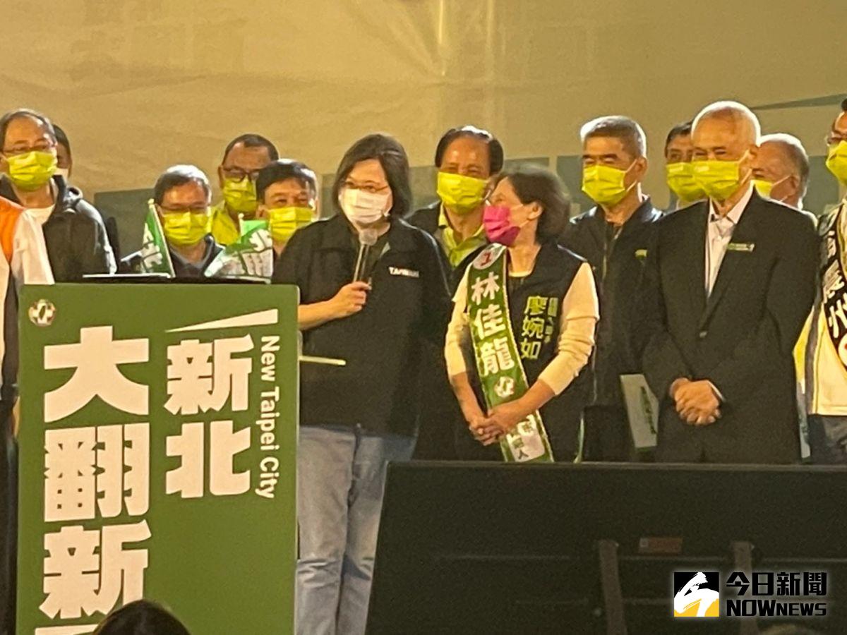 ▲蔡英文抵新莊替林佳龍站台，大讚林佳龍的太太廖婉如親切溫暖，呼籲在場民眾投給林佳龍，讓廖婉如一起服務。（圖／記者黃宣尹攝，2022.11.04）