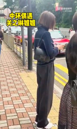 網友在街頭巧遇關之琳。(圖/翻攝微博) ▲網友在街頭巧遇關之琳。(圖/翻攝微博)