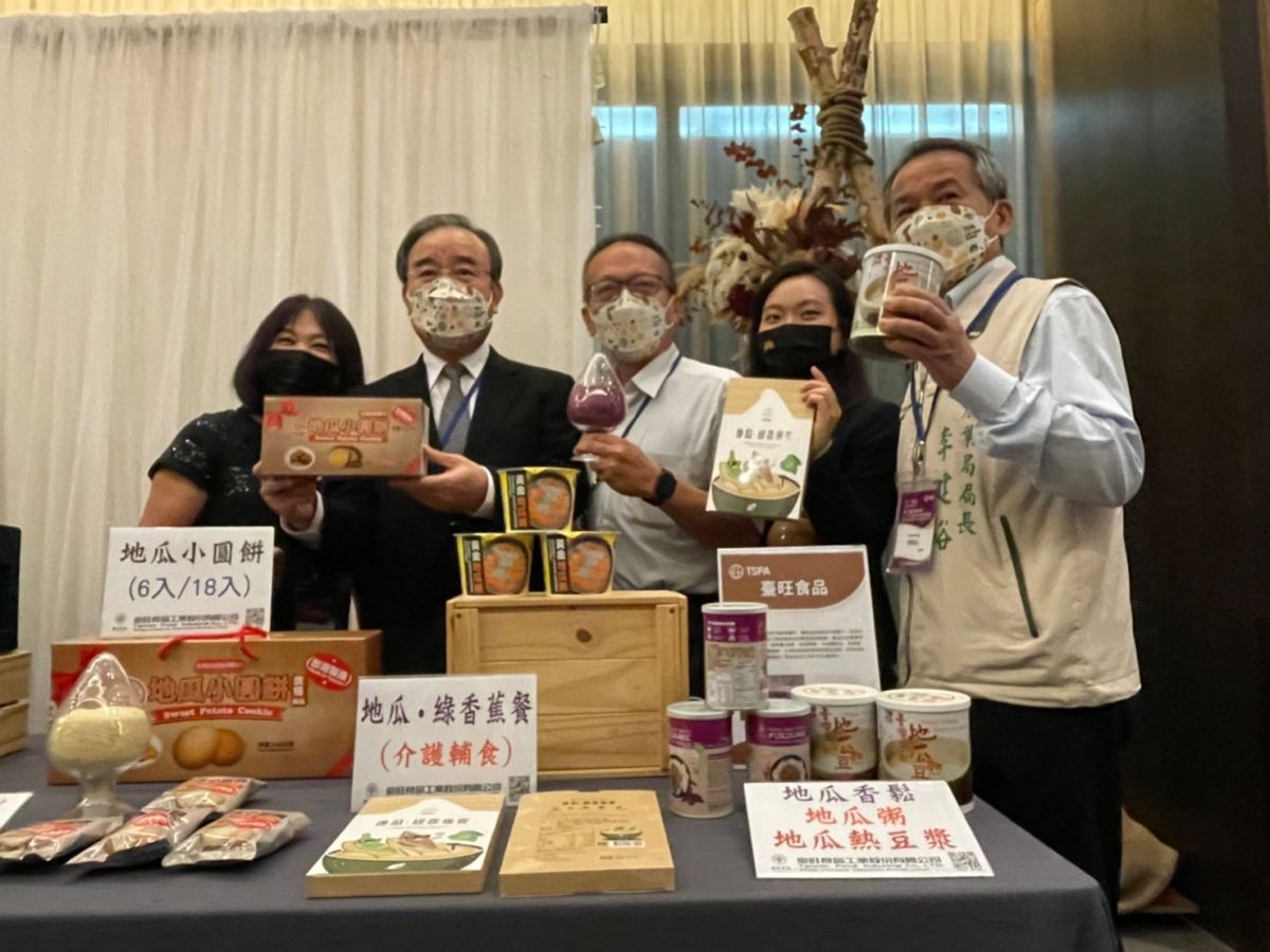 ▲農糧署署長胡忠一(左二)、台南市農業局長李建裕(右一)與甘薯聯盟企業合影（圖／記者林怡孜攝，2022,11,04）