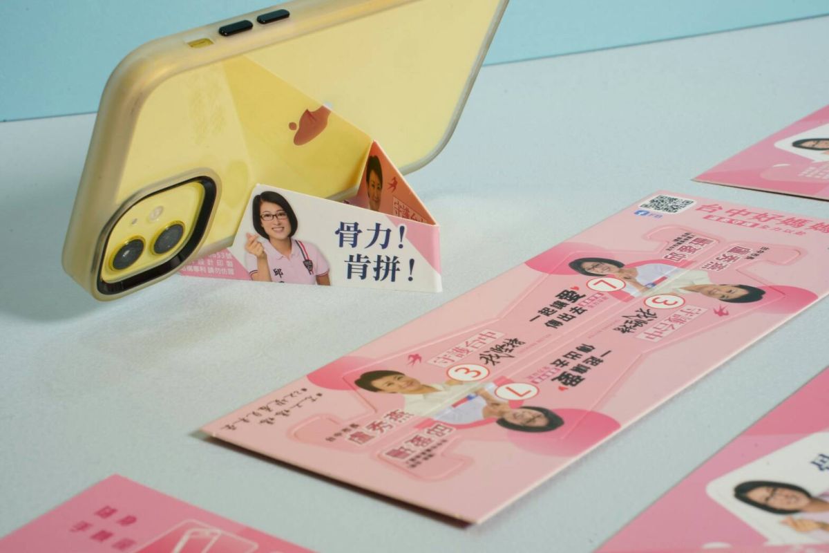 ▲選舉文創小物吹環保風，台中豐原后里區市議員候選人邱愛珊「凍蒜手機座」文宣品，創意又實用，超吸睛。（圖／邱愛珊競總提供）