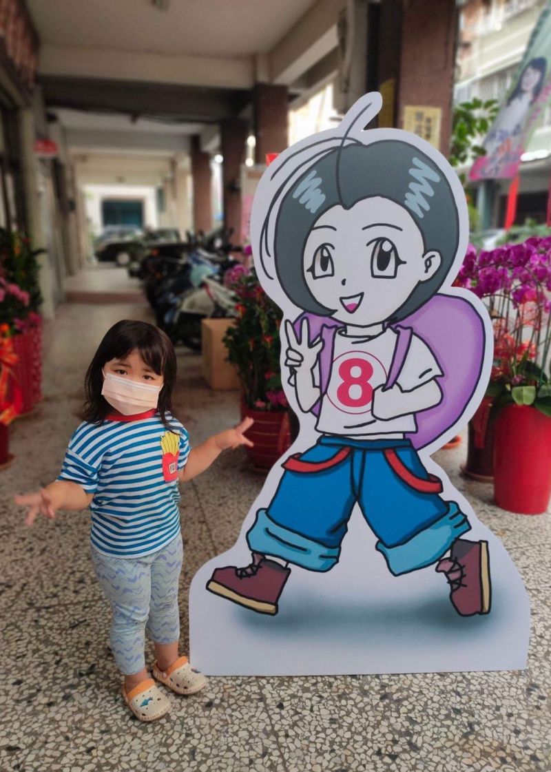 ▲東南區市議員候選人陳雅惠推出Q版的造型的人形立牌，俏皮、可愛超吸睛(圖／陳雅惠提供2022.11.5)