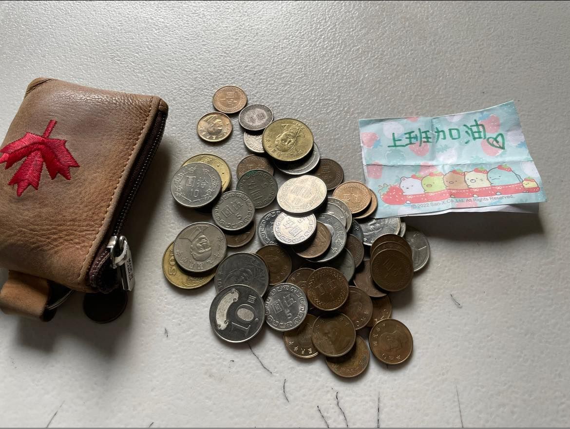 ▲一位媽媽早起趕上班，卻發現自己裝硬幣的小包包重量增加，打開後感受到「女兒的滿滿愛意」。（圖／翻攝《爆廢公社二館》）