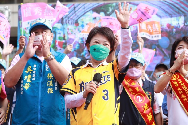 ▲盧秀燕助選時穿著中信兄弟的球衣，為今天的職棒總冠軍賽開打做宣傳。（圖／盧秀燕競總提供，2022.11.05）