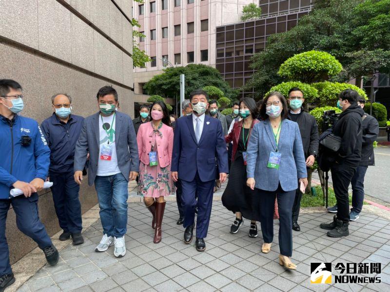 ▲陳時中在發言人群的陪同下，壓軸抵達辯論會場。（圖／記者黃宣尹攝，2022.11.05）