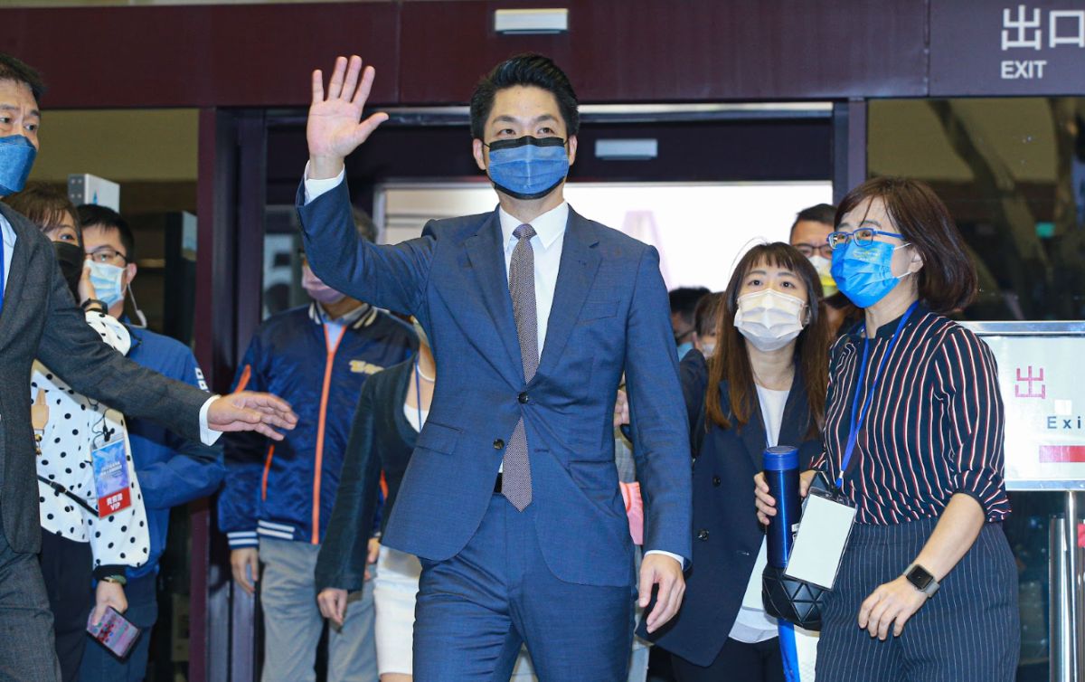 ▲蔣萬安今日一席藍西裝出席台北市長電視辯論會。（圖／記者葉政勳攝，2022.11.5）