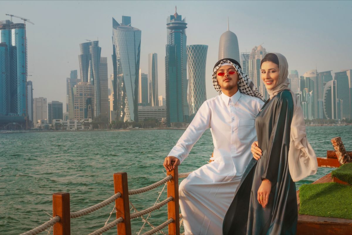 ▲黃明志（左）在新歌《Ya Gamila》MV中一次把3個妹。（圖／亞洲通文創提供）