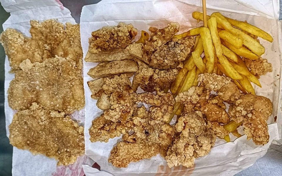 ▲有民眾分享自己花110元，就買到「3片雞排+4炸物」。（圖／翻攝《爆廢公社公開版》）