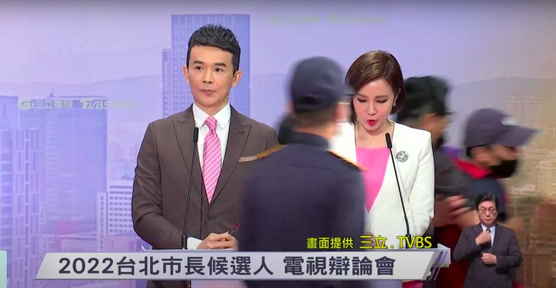 蘇煥智幕僚突闖辯論會場被警方架走　三立電視將提告