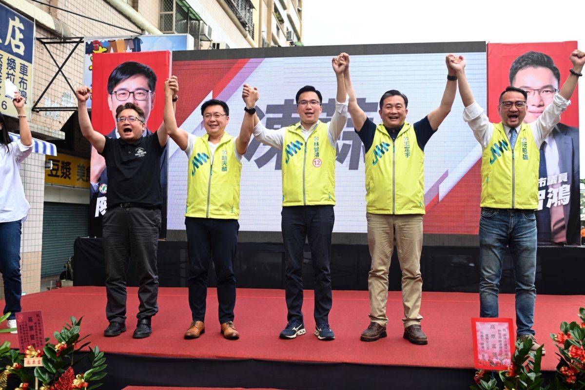 ▲高雄市議員林智鴻今天於北鳳山發起「團結守護大會」，號召政壇老中青三代前輩，以及逾兩千位市民，齊聚前立委顏文章八德路服務處前，堅定支持林智鴻。（圖／記者郭凱杰翻攝）