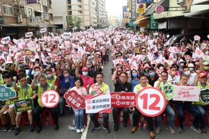 ▲政壇老中青三代前輩,以及逾兩千位市民,齊聚前立委顏文章八德路服務處前,堅定支持林智鴻。(圖/記者郭凱杰翻攝) ▲政壇老中青三代前輩,以及逾兩千位市民,齊聚前立委顏文章八德路服務處前,堅定支持林智鴻。(圖/記者郭凱杰翻攝)