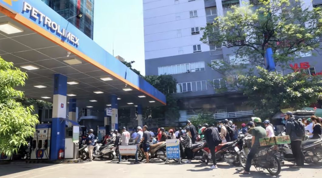 ▲越南近期鬧油荒，民眾在加油站外大排長龍，只為了能加到油。（圖／翻攝自Vietnam News Agency）