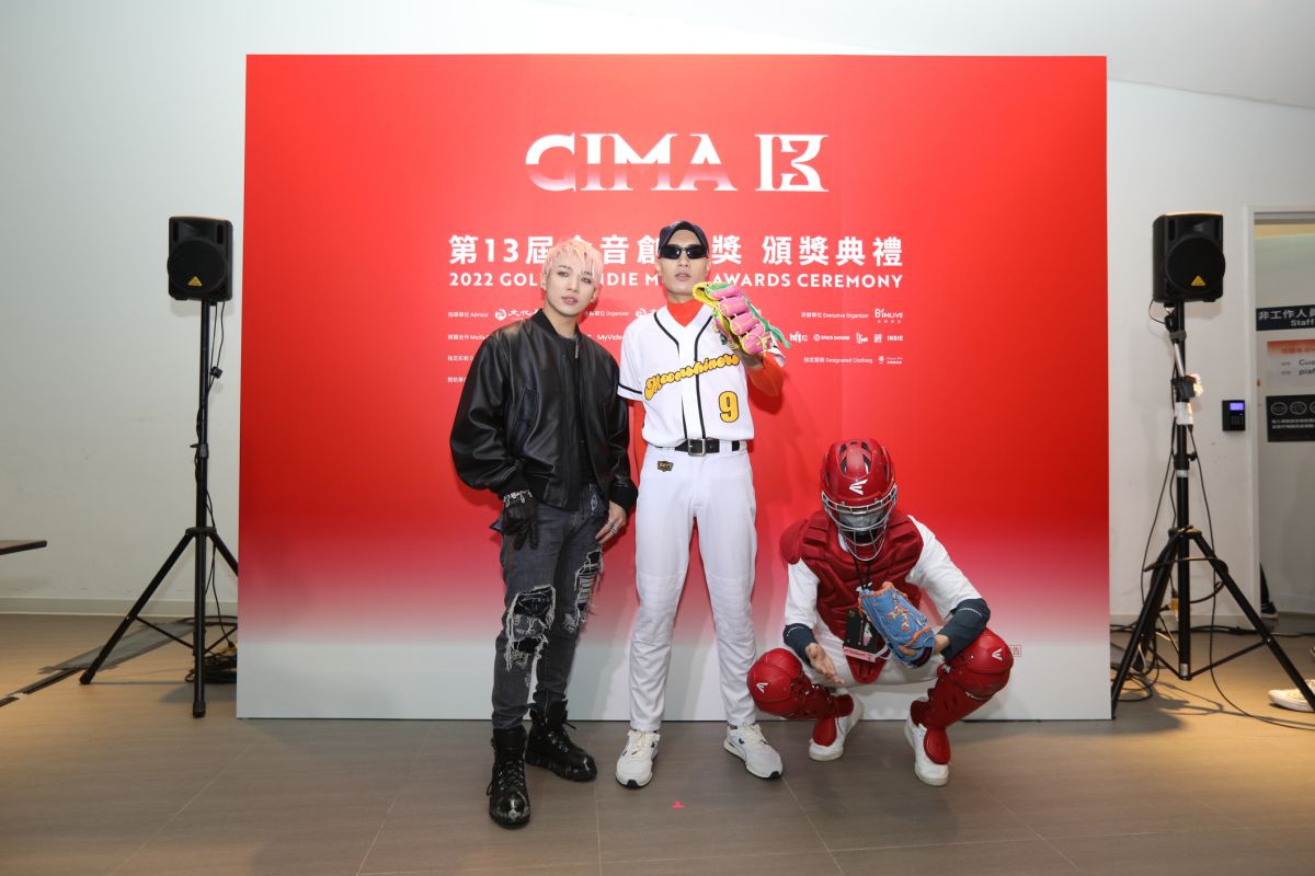 ▲ØZI（左）與YELLOW黃宣組成限定一日男子組合。（圖／文化部影視及流行音樂產業局提供）