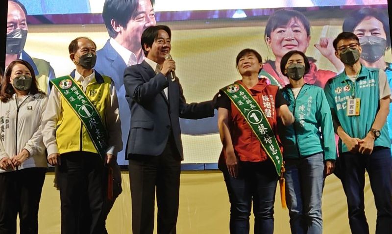 ▲賴清德指蔡培慧投入家鄉重建的毅力與堅持,深深感動了他。(圖/蔡培慧競總提供,2022.11.05)