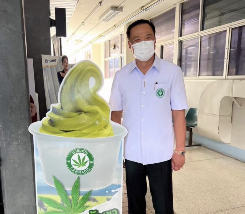 ▲泰國副總理兼公共衛生部部長阿努廷（Anutin Charnvirakul）在臉書上傳與「大麻牛奶冰淇淋」合照的照片。（圖／取自阿努廷臉書）