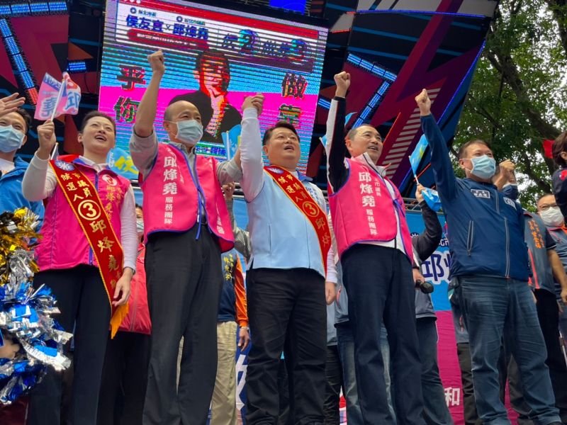 ▲侯友宜首度與韓國瑜同台,兩人合體一左一右站在邱烽堯身邊,拉起雙手懇請鄉親支持。(圖 /記者吳嘉億攝,2022.11.5)
