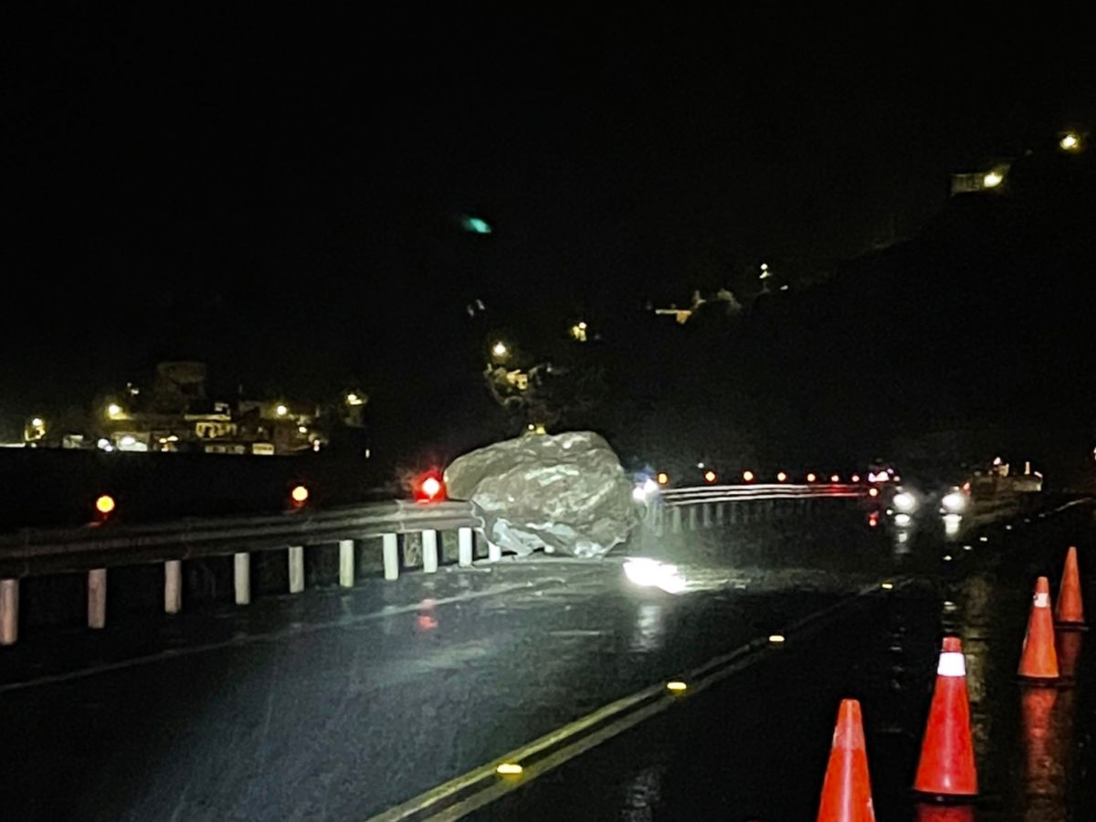 ▲瑞芳台2線77.5公里處今晚6點34分發生落石意外，2顆大石佔住雙向機車道。（圖／翻攝畫面）