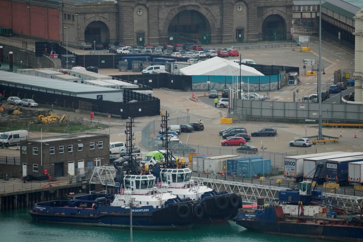 ▲英國東南部多佛港的移民辦公室上週遭一名男子投擲汽油彈，事後凶嫌自盡身亡。（圖／美聯社／達志影像）