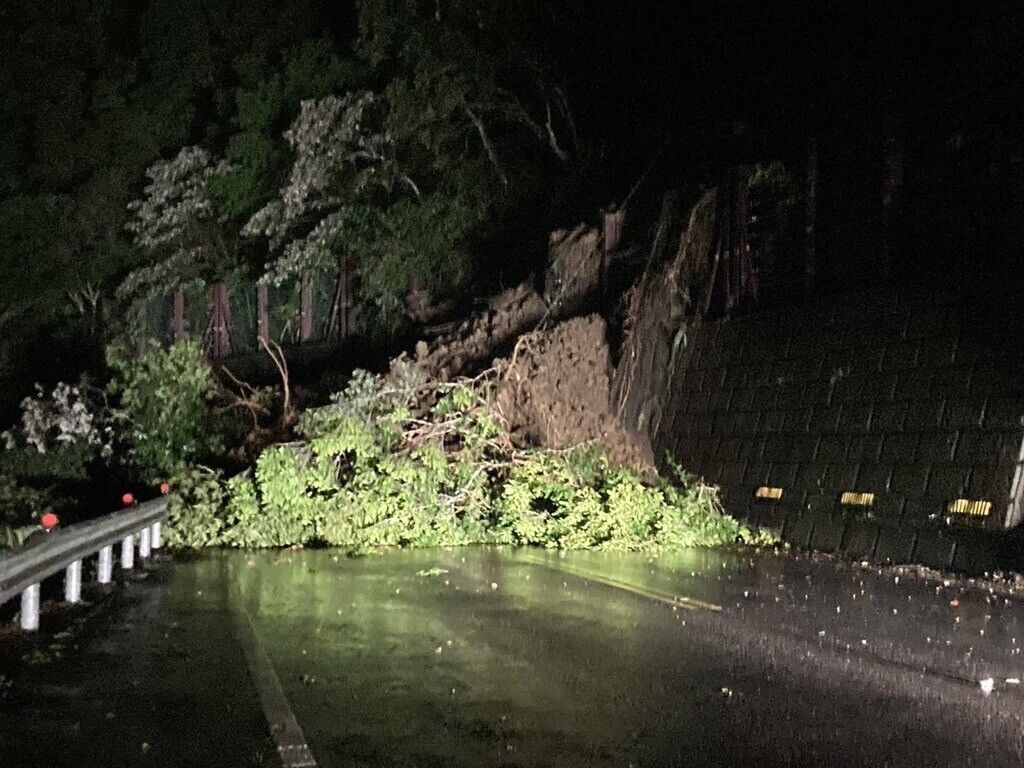 ▲北宜公路坪林區段42.2公里處，晚間11時10分發生土石坍方。（圖／記者爆料網）